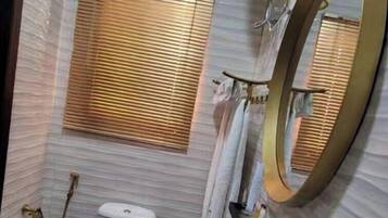 Badekar, håndklær, såpe og sjampo