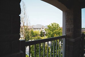 Property grounds - Modern, luxurious, entire home for family or work in quiet neighborhood (Vaughan)