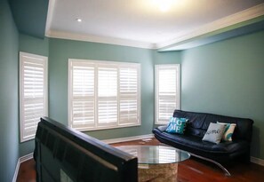 TV, computer monitors, printers - Modern, luxurious, entire home for family or work in quiet neighborhood (Vaughan)