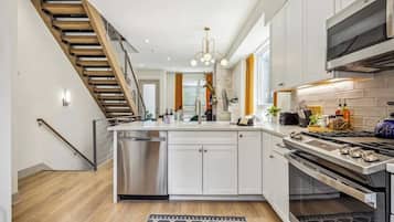 Frigorífico, microondas, horno y placa de cocina