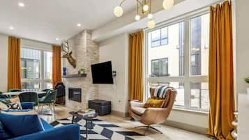 Una televisión, una chimenea