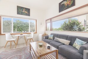 TV, ping pong - Kona Paradise Apartment with Pool (Kailua-Kona)