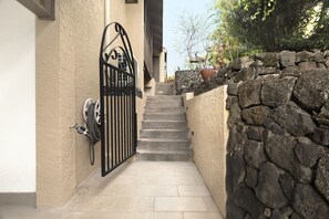 Exterior detail - Kona Paradise Apartment with Pool (Kailua-Kona)