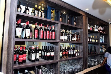 Bar (en la propiedad). Le Ville Hotel and Suites