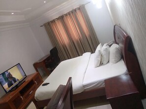 Desk, laptop workspace, free WiFi - Le Ville Hotel and Suites (Ibadan)