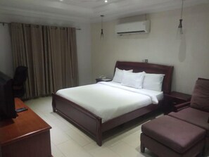 Deluxe Room, Balcony, City View | Desk, laptop workspace, free WiFi - Le Ville Hotel and Suites (Ibadan)