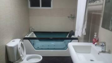 Deluxe Room, Balcony, City View | Bathroom | Towels, soap, shampoo, toilet paper