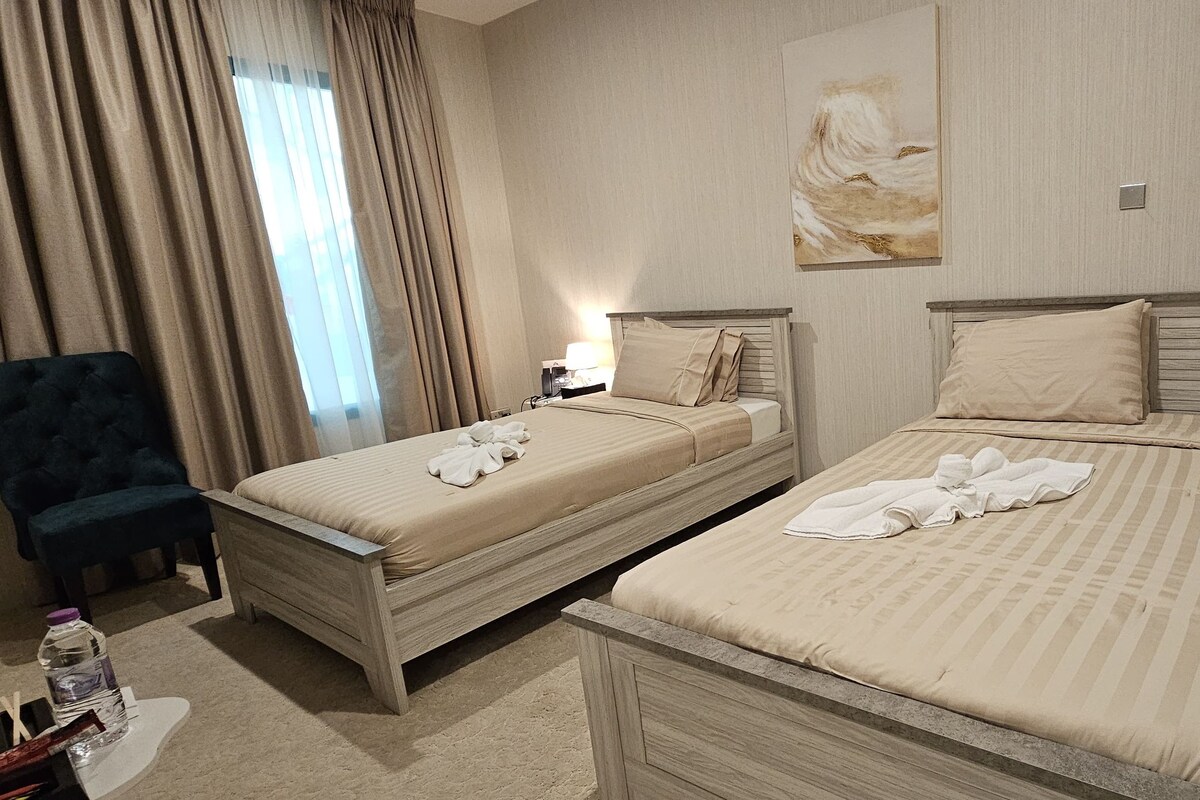 TWIN ROOM