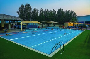 Piscina externa, barracas de cortesia, guarda-sóis