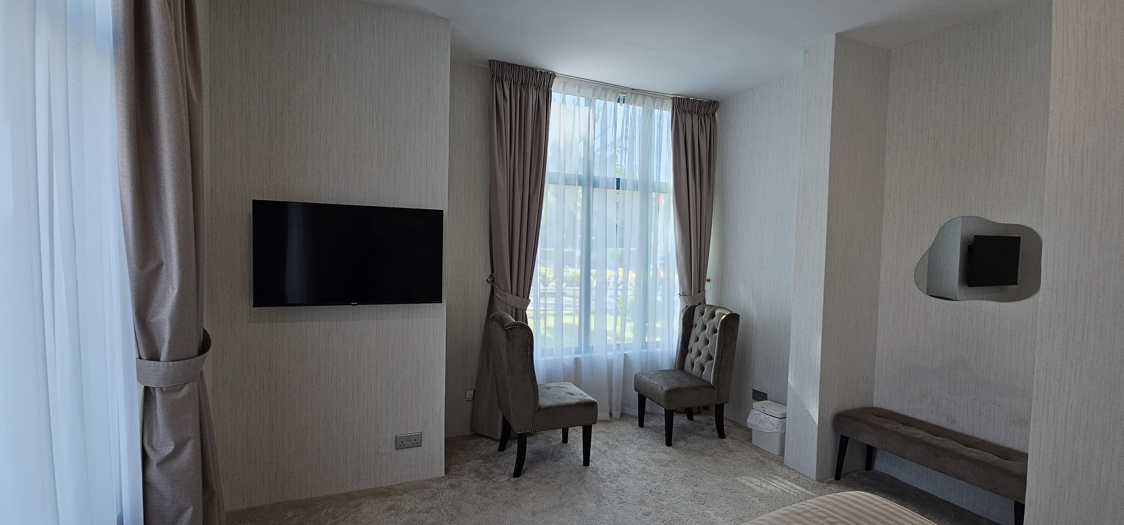 Insonorización, tabla de planchar con plancha y wifi gratis 