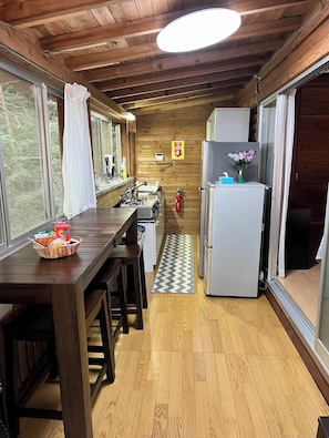 Jääkaappi, mikroaaltouuni, uuni, vedenkeitin