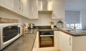 Apartment | Private kitchen - 2bdr- sea Breeze - Family Friendly- Parking-int (Bournemouth)