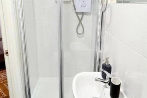 Apartment | Bathroom | Shower, free toiletries, hair dryer, towels - 2bdr- sea Breeze - Family Friendly- Parking-int (Bournemouth)