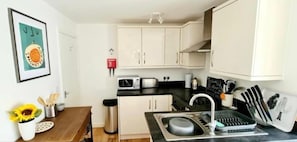 Apartment | Private kitchen - 2bdr- sea Breeze - Family Friendly- Parking-int (Bournemouth)