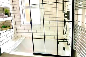 Apartment | Bathroom | Combined shower/tub, deep soaking tub, free toiletries, hair dryer