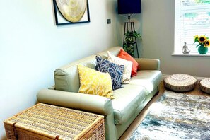 Apartment | Living area | TV