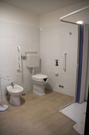 Quarto quádruplo básico, vista para a montanha | Banheiro | Chuveiro, produtos de toalete grátis, secador de cabelo