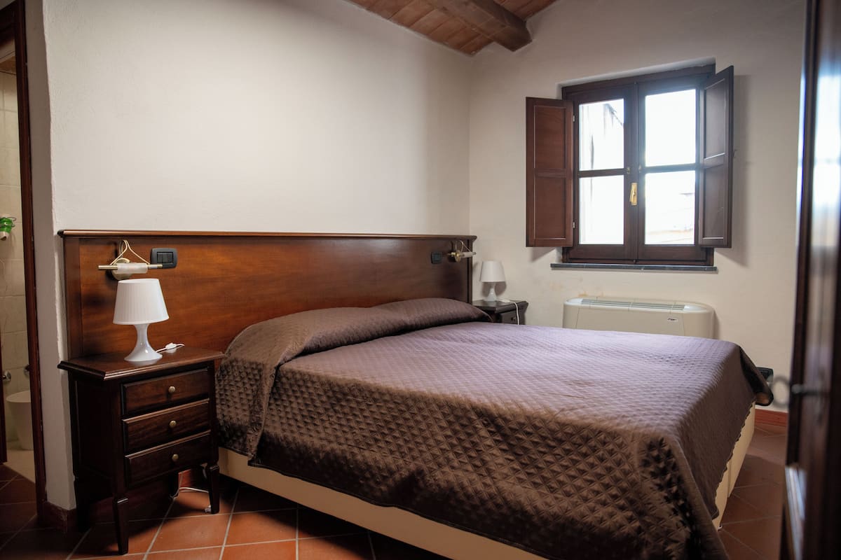 Kamar Double atau Twin Basic, 1 Tempat Tidur Double, kamar mandi pribadi, pemandangan gunung | Brankas, meja kerja, ruang kerja ramah laptop, dan kedap suara
