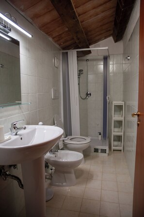 Eenvoudige kamer, 1 twee- of 2 eenpersoonsbedden, 1 tweepersoonsbed, privébadkamer | Badkamer | Een douche, gratis toiletartikelen, een haardroger, handdoeken