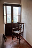 Tripla Basic, bagno privato, vista montagna | Una cassaforte in camera, una scrivania, postazione laptop