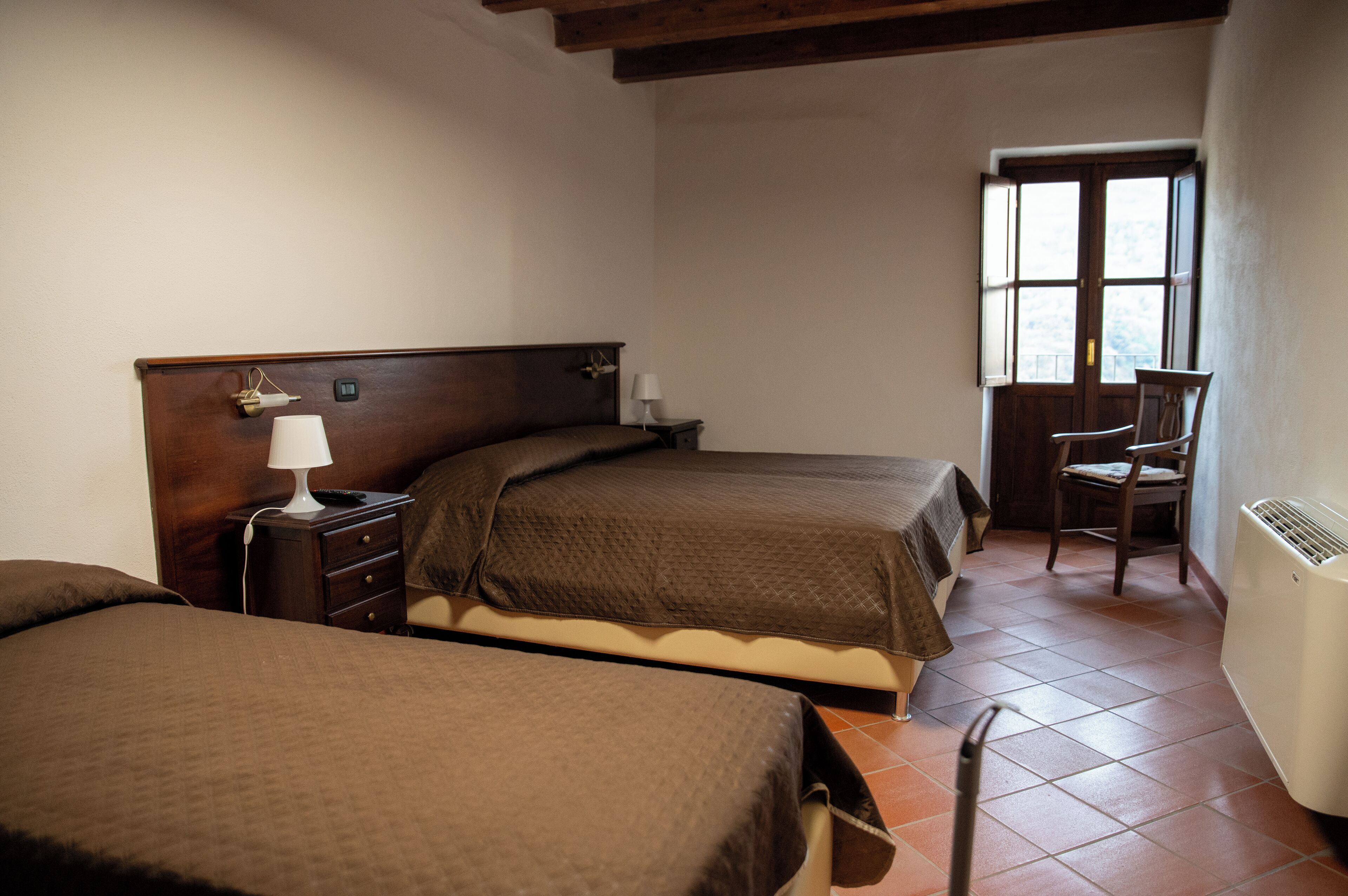 Basic-Dreibettzimmer, eigenes Bad, Bergblick | Zimmersafe, Schreibtisch, laptopgeeigneter Arbeitsplatz