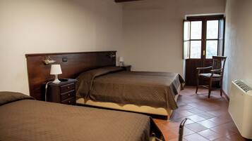 Tripla Basic, bagno privato, vista montagna | Una cassaforte in camera, una scrivania, postazione laptop