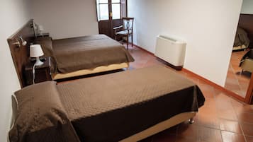 Habitación triple básica, baño privado, vista a la montaña | Caja de seguridad en la habitación y escritorio
