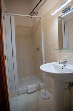 Basic Single Room, 1 Twin Bed, Private Bathroom, Mountain View | Bathroom | Shower, free toiletries, hair dryer, towels - Dimora del Borgo Affittacamere (Sangineto)