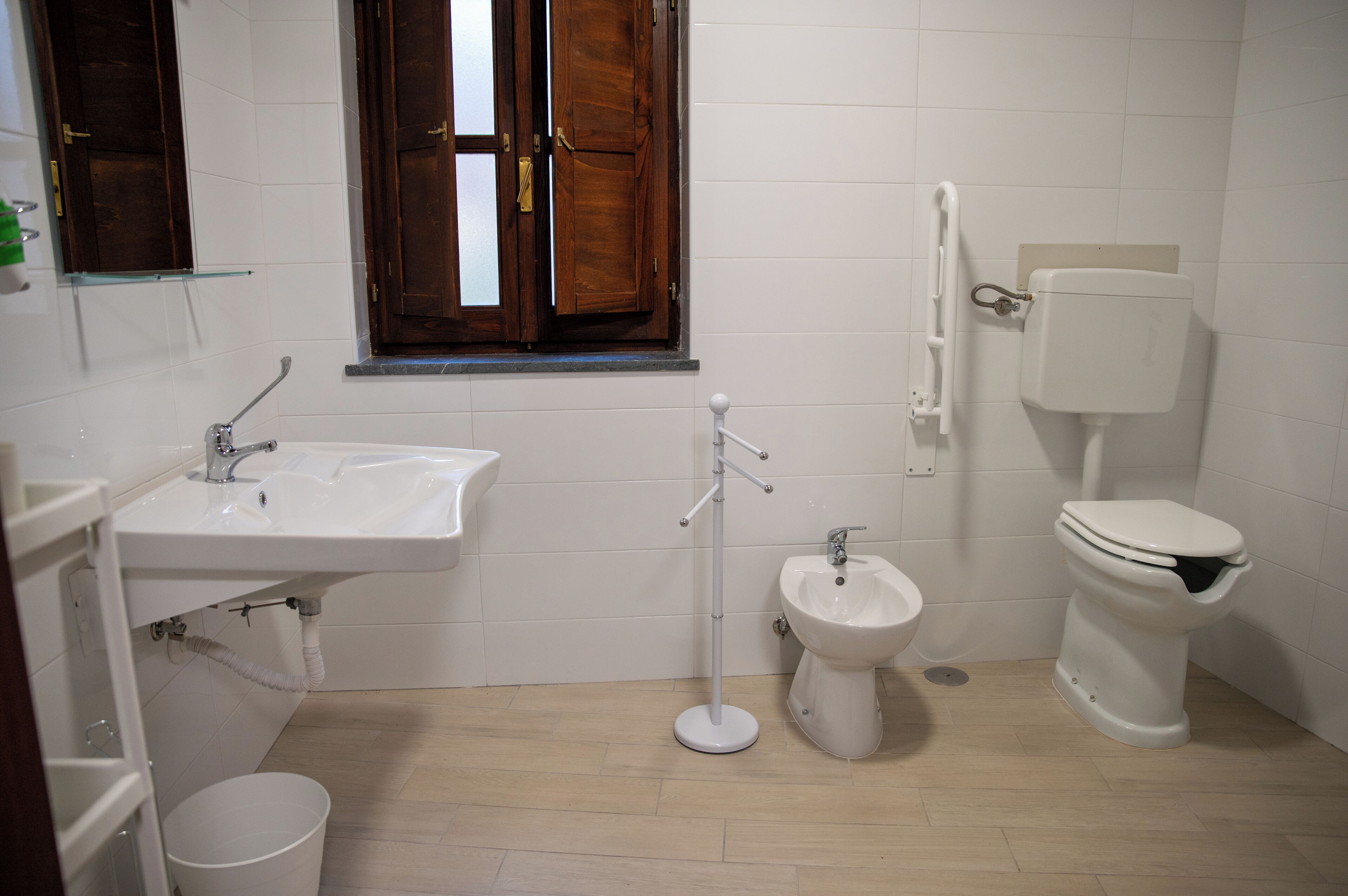 Ducha, artículos de tocador gratuitos, secador de pelo, toallas