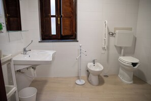 Eenvoudige vierpersoonskamer, uitzicht op bergen | Badkamer | Een douche, gratis toiletartikelen, een haardroger, handdoeken