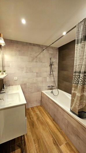 Haartrockner, Handtücher, Toilettenpapier