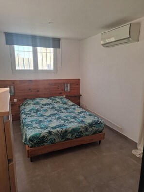2 bedrooms, travel crib, WiFi, bed sheets
