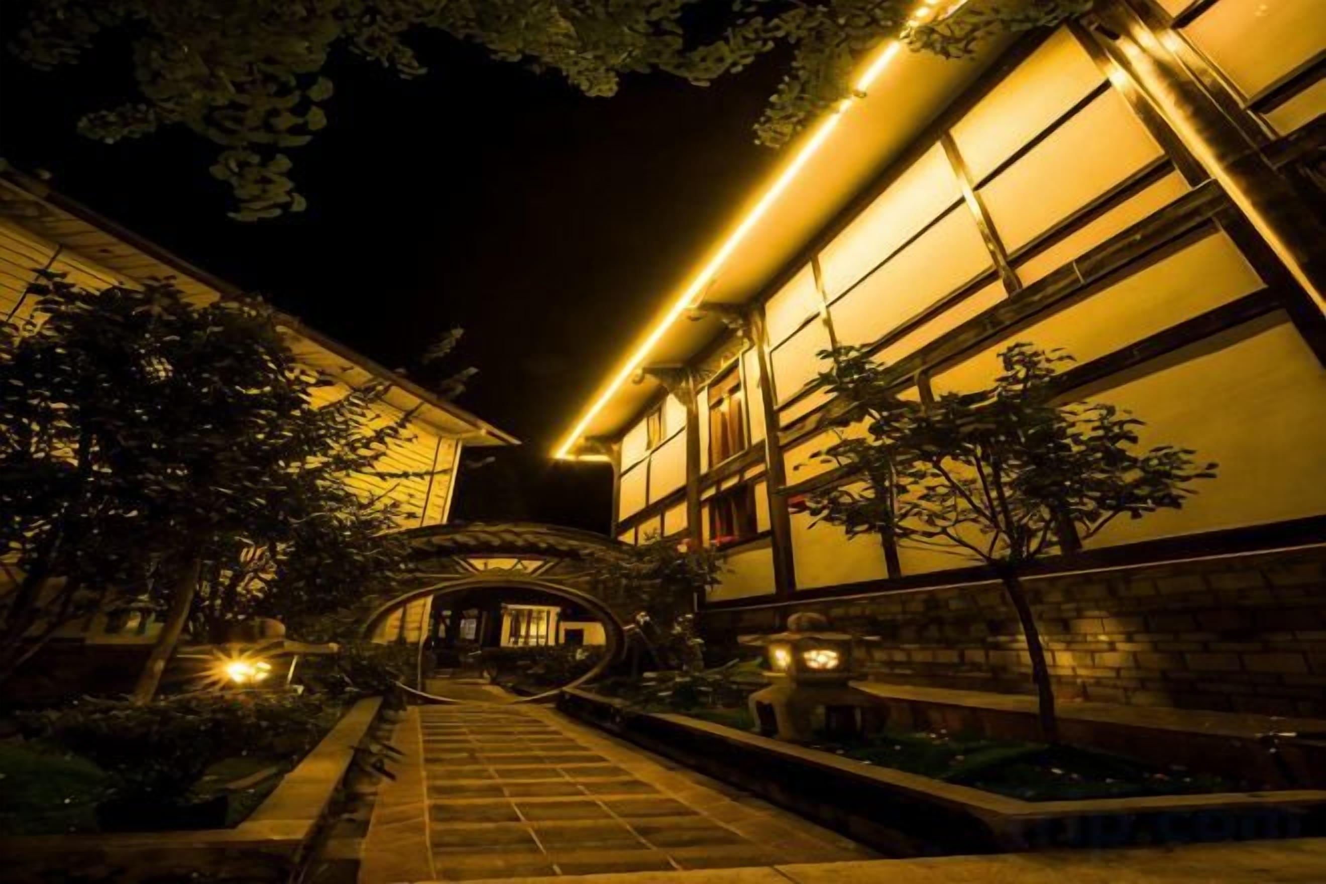 Un edifici d'estil arquitectònic tradicional, amb un porxo i una entrada ben il·luminada.