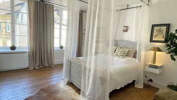 4 bedrooms, iron/ironing board, travel cot, free WiFi