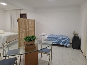 Estudio familiar | Área de sala de estar | Smart TV de 32 pulgadas con canales digitales 