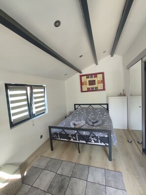 1 chambre, fer et planche à repasser, Wi-Fi gratuit, draps fournis