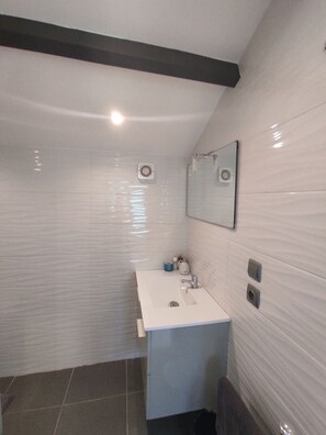 Sèche-cheveux, serviettes fournies, savon, papier toilette