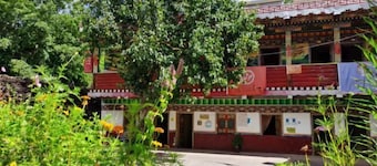 Danba Jiarong Liyuan B&B