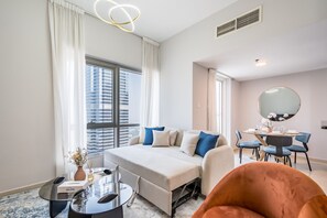 TV - Inviting 1BR Apartment in Concorde Tower 1, JLT by Deluxe Holiday Homes (Dubai)