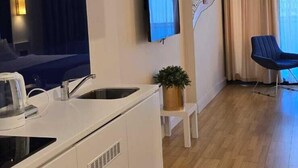 Studio, Balkon, Meerblick | Schreibtisch, laptopgeeigneter Arbeitsplatz, kostenloses WLAN