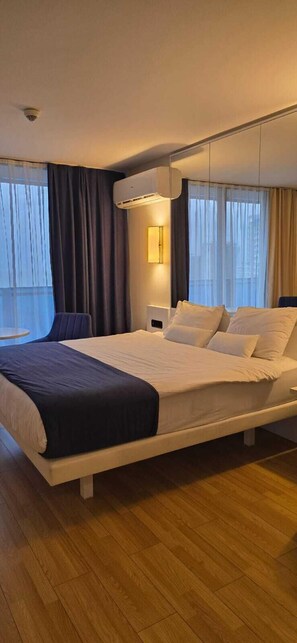 Studio, balkong, sjøutsikt | Skrivebord, skrivebord for bærbar PC og wi-fi (inkludert)