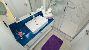 Studio, Balkon, Meerblick | Badezimmer | Dusche, kostenlose Toilettenartikel, Haartrockner, Handtücher