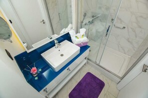 Monolocale, balcone, vista mare | Bagno | Doccia, set di cortesia gratuito, asciugacapelli, asciugamani