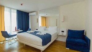 Studio, Balkon, Meerblick | Schreibtisch, laptopgeeigneter Arbeitsplatz, kostenloses WLAN