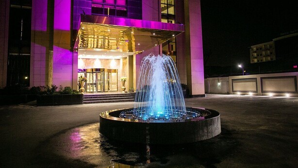 A building with a fountain in front. - Echelon Heights Hotel (Port Harcourt)