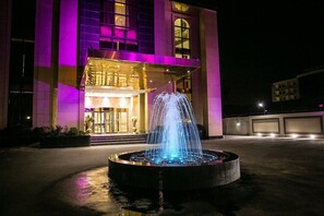 A building with a fountain in front. - Echelon Heights Hotel (Port Harcourt)