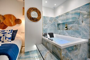 淋浴设施、吹风机、毛巾、肥皂