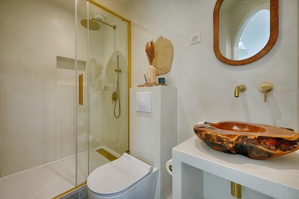 淋浴设施、吹风机、毛巾、肥皂