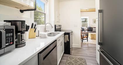 Newly renovated downtown apartment with parking