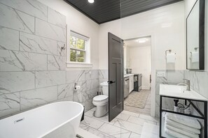 淋浴设施、吹风机、毛巾